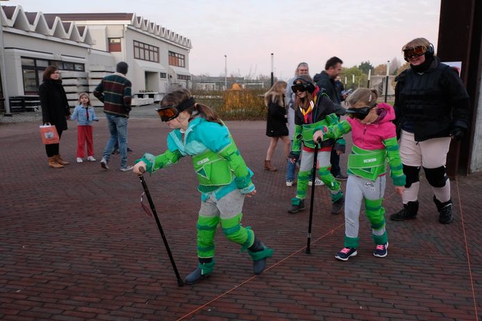 Kinderen testen een verouderingspak uit