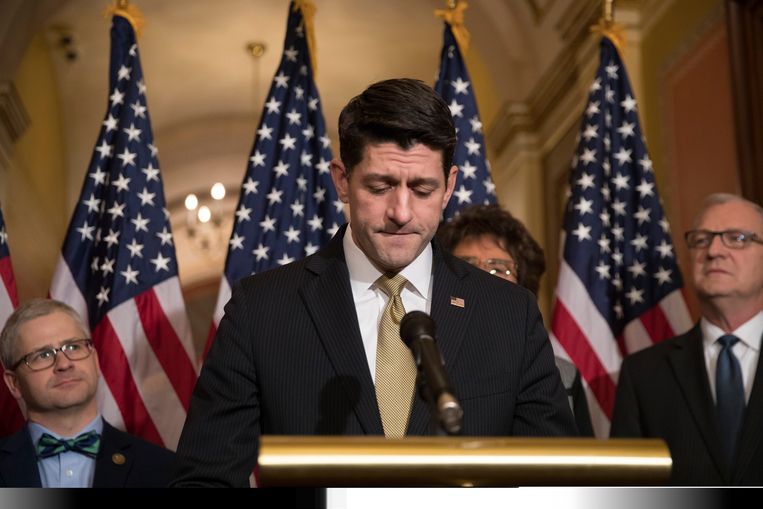 De Republikein Paul Ryan dringt er bij de Democraten op aan om een wetsontwerp goed te keuren dat in een tijdelijke financiering van de staat voorziet tot 16 februari. De tekst werd in het lagerhuis van het Congres, waar de Republikeinen een ruime meerderheid hebben, uiteindelijk goedgekeurd met 230 stemmen tegen 197. 

 Beeld EPA