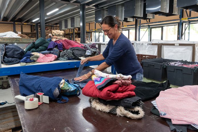 Inzameling van textiel bij het Kringloopcentrum in Amersfoort. Door de terugloop van personeel, konden er vorig jaar minder goederen worden verwerkt.