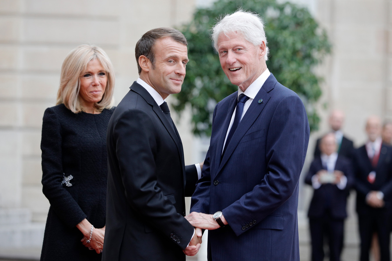 De Franse president Emmanuel Macron heet de Amerikaanse oud-president Bill Clinton welkom.