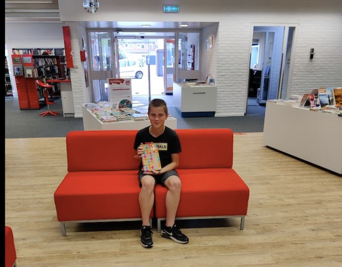 Minecraft Challenge winnaar Mart Blankespoor met zijn prijs.