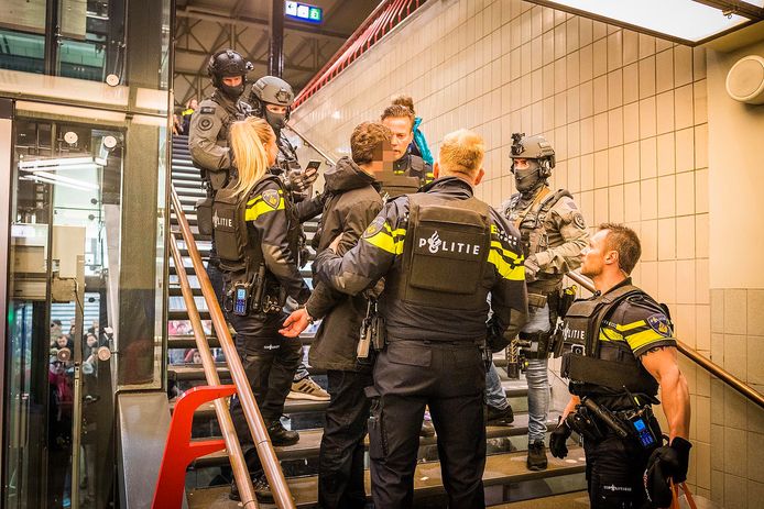 Dordtenaar P. van de W. (25) werd door de politie getraceerd in een trein. Bij Eindhoven werd hij  door een arrestatieteam uit de trein geplukt.