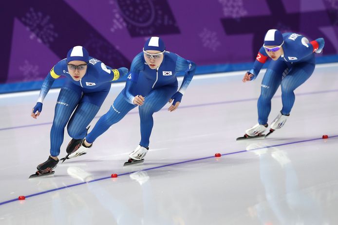 Ji Woo Park en Bo-Reum Kim leiden als Seon-Yeong Noh aan het elastiek hangt tijdens de kwartfinale tegen Nederland.