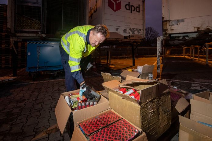 Op het terrein van postpakketbedrijf DPD in Veenendaal kijkt inspecteur Reinder Auwema van het ILT naar de onderschepte vuurwerkbestellingen.