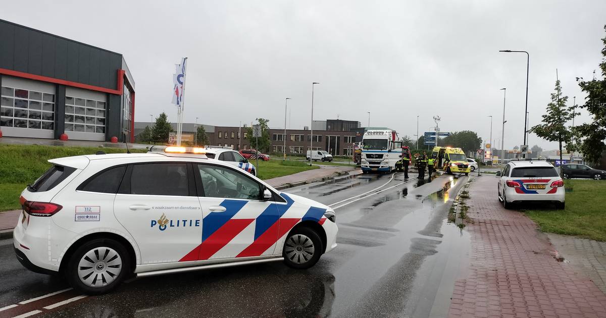 Vrouw overleden bij botsing met truck in Doetinchem, bedrijvenkring slaat alarm: ‘Pak onveilige rotondes nu snel aan’.