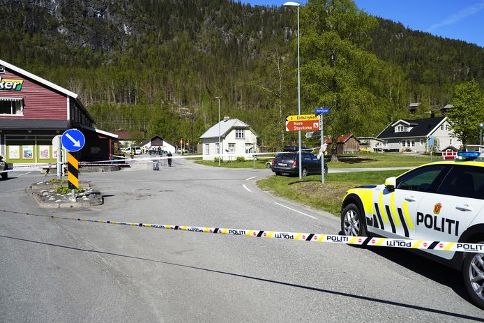 De Noorse politie heeft de straat afgezet na het steekincident in het dorpje Nore