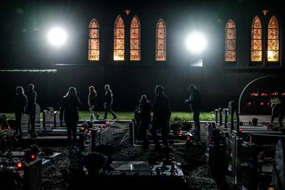 Een kaarsje voor alle overledenen; enorme belangstelling