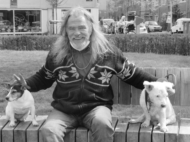 Siggy van ’t Land met zijn hondjes Wijffie en Proppie. Beeld Fotoarchief Betondorp Live! 2021
