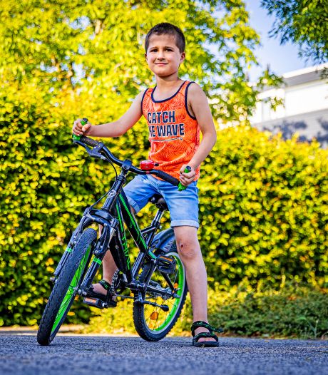 Achtjarige Felipe raakt gewond nadat hij moet wegduiken voor een racende wielrenner: ‘We willen sorry horen’