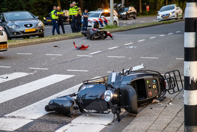 De scooters raakten flink beschadigd bij het ongeval.