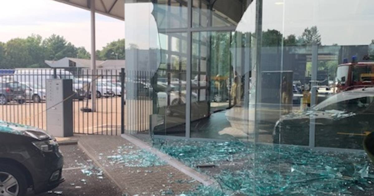 Klant rijdt per ongeluk vitrine van garage Kenis binnen Turnhout hln.be