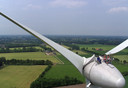 Personeel van van het Duitse bedrijf Enercon pauzeert op een van de windmolens die bij Aalten zijn gerealiseerd. foto Enercon schaftpauze personeel van het Duitse bedrijf Enercon op een vd aaltense windmolens.