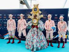 Artiesten presenteren zich op turquoise loper voor aftrap Songfestival, maar niet elk land is erbij