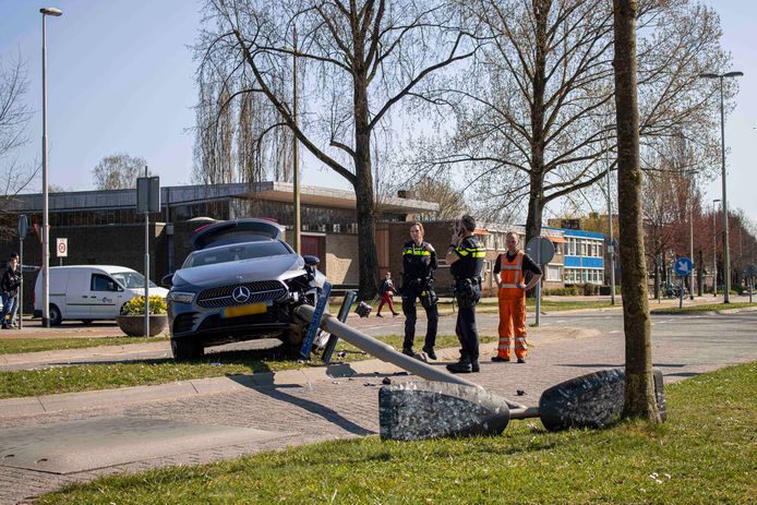 Een automobilist heeft een lantaarnpaal omvergereden op de Laan van Presikhaaf in Arnhem.