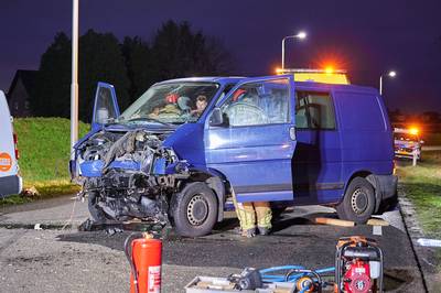 Flinke schade door frontale botsing tussen bestelbusjes in Sprundel
