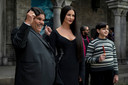 Luis Guzmán als Gomez Addams, Catherine Zeta-Jones als Morticia Addams en Issac Ordonez als Pugsley Addams in Wednesday.