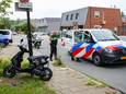 Scooterrijder botst in Apeldoorn op agent, politie geeft hem verband én boetes