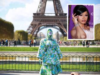 IN BEELD. Cardi B trekt onherkenbaar naar de Parijse modeweek