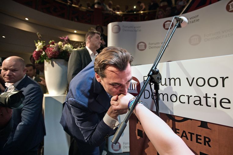 Baudet kust de hand van een vrouwelijke bewonderaar.
 Beeld Guus Dubbelman / de Volkskrant