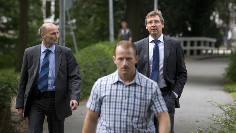 Burgemeester van Utrecht Aleid Wolfsen loopt met twee beveiligers door het Wilhelminapark in Utrecht. Vanwege bedreigingen aan zijn adres krijgt Wolfsen persoonlijk beveiliging. Beeld ANP