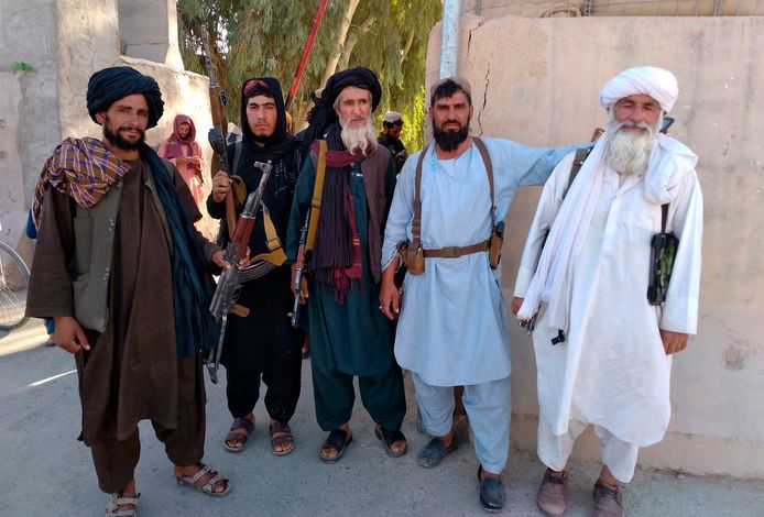 Talibanstrijders hebben gisteren de stad Farah ingenomen.