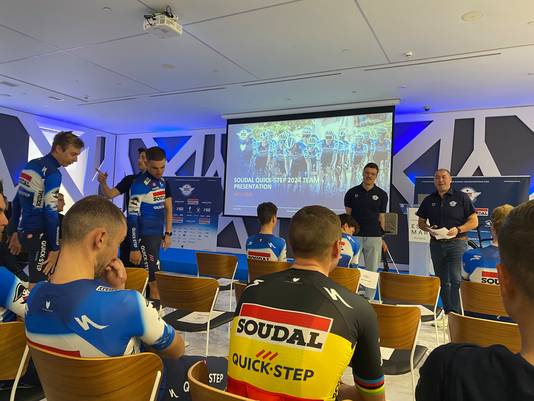 De renners van Soudal Quick-Step zitten klaar voor hun ploegvoorstelling.