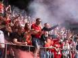 Supporters van Antwerp bij het aanmoedigingsmoment in de Bosuil.