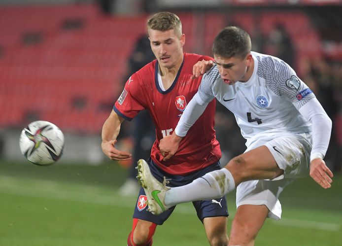 FC Twente-middenvelder Michal Sadilek (l), hier in actie tegen Estland, neemt het met Tsjechië op tegen Zweden.