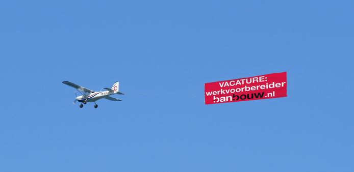 BanBouw probeert in de lucht de aandacht te trekken voor een vacature voor een werkvoorbereider.