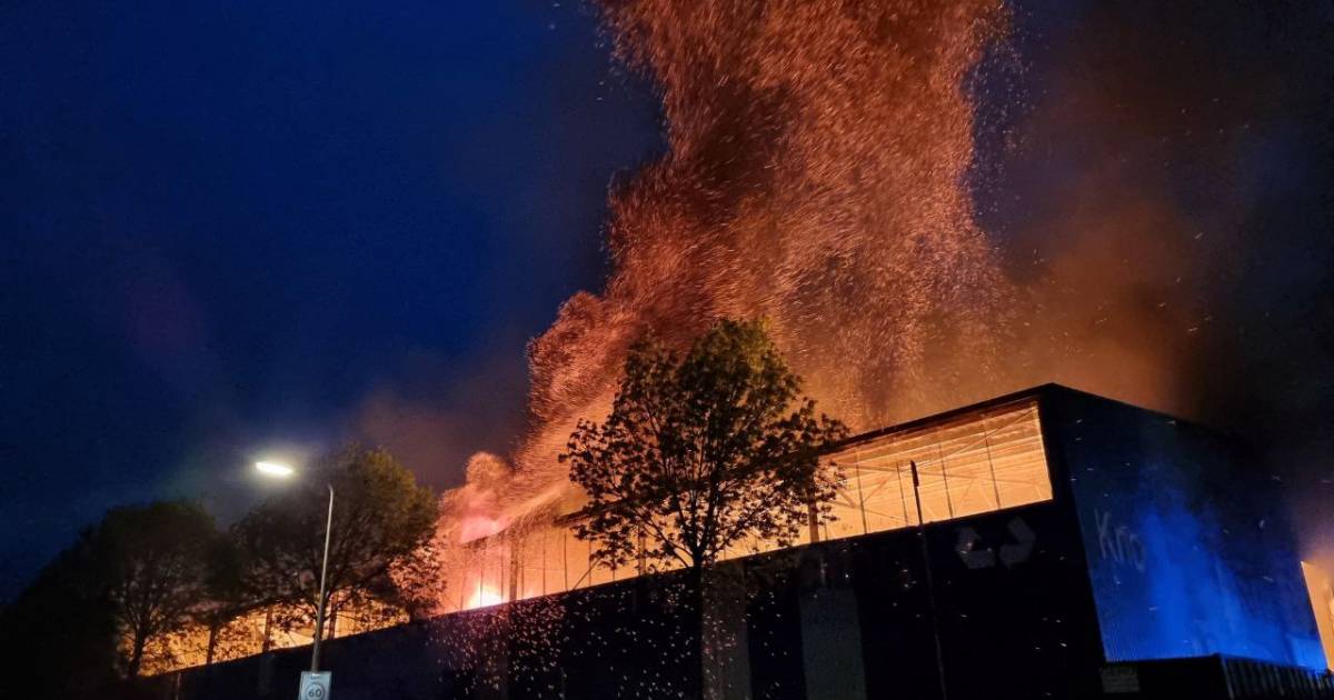 Zeer grote brand in Hengelo onder controle, loods bij Knol Papierrecycling compleet verwoest.