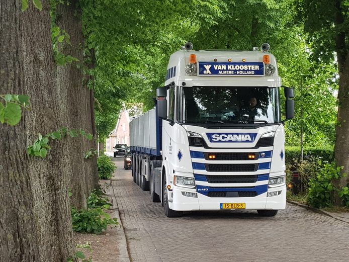 Zwaar vrachtverkeer in de Lambertusstraat in Hedikhuizen.