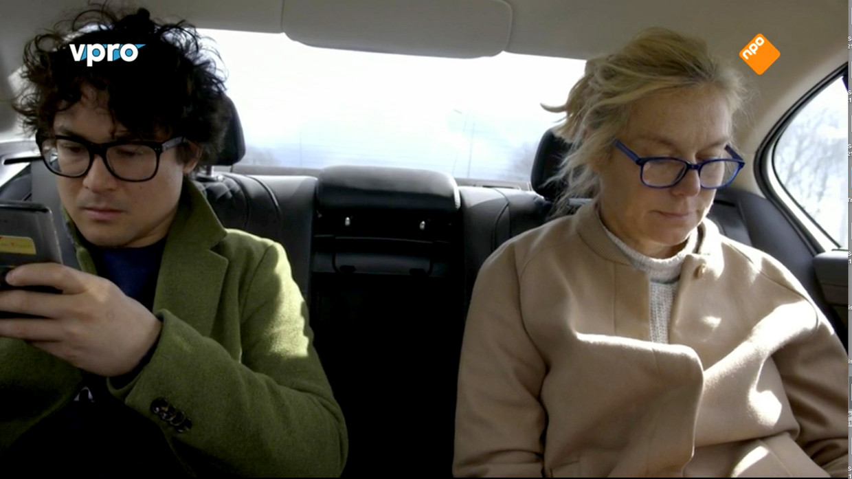 De scène uit de VPRO-documentaire waarin Sigrid Kaag geen autogordel draagt achterin de auto. De VPRO kreeg het verzoek deze scène te schrappen.