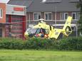 De traumahelikopter landde bij de bandweerkazerne in Laren.