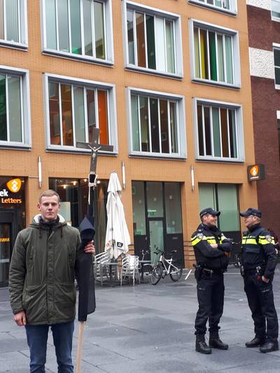 Bieb gelast Dragqueenlezing af door demonstratie rechts-extremisten