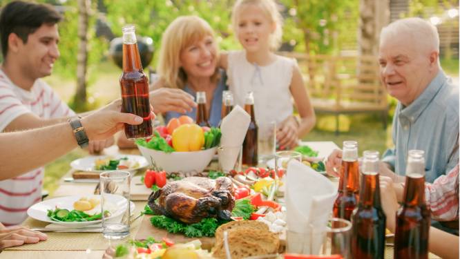 Buiten eten vanavond met het warme weer? “Let op voor extra bacteriën op voeding”. FAVV deelt 7 tips om je eten niet te laten bederven