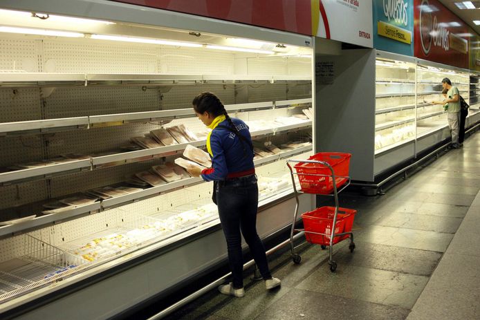 Bijna lege schappen in een supermarkt in Venezuela.