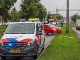 Automobilist knalt op trolleymasten in Arnhem