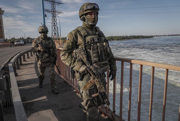 Russische soldaten bewaken de waterkrachtcentrale.