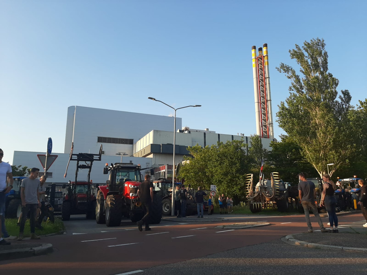 Beeld van het boerenprotest bij afvalverwerker HVC in Dordrecht. ,,De actiebereidheid blijft hoog.’’