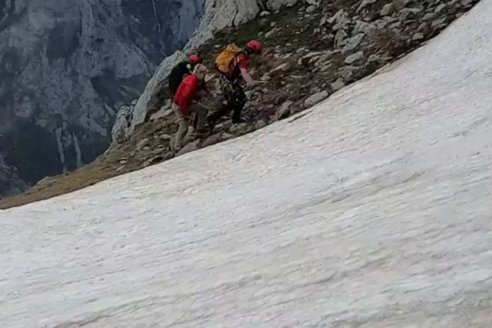 De twee van 25 en 26 jaar zaten vast tussen sneeuw en ijs boven een steile klif.