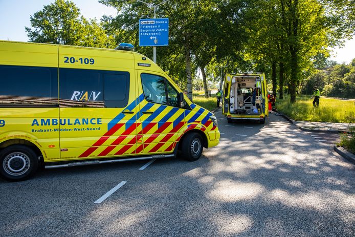 Fietser zwaargewond na ongeluk met auto op kruising in Roosendaal.