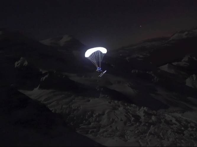 VIDEO: Skiër vliegt in het donker van gletsjer met lichtgevende parachute