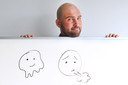 Universitair docent Neil Cohn met schetsen van de emoji's.