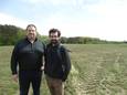 Schepen Wout De Meester (links) en deskundige natuur Floren De Rop (rechts) aan de nieuwe gronden van het Puitvoetbos in de Bruininckswegel