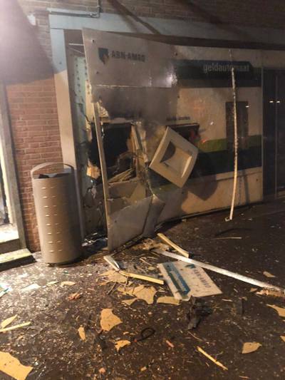 Enorme ravage na plofkraak op pinautomaat ABN Amro in Zundert: ‘Schrok wakker van twee harde klappen’