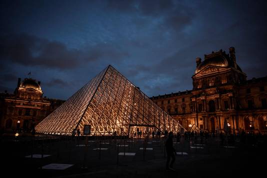 Het Louvre in Parijs. Om middernacht gaat de nieuwe lockdown in