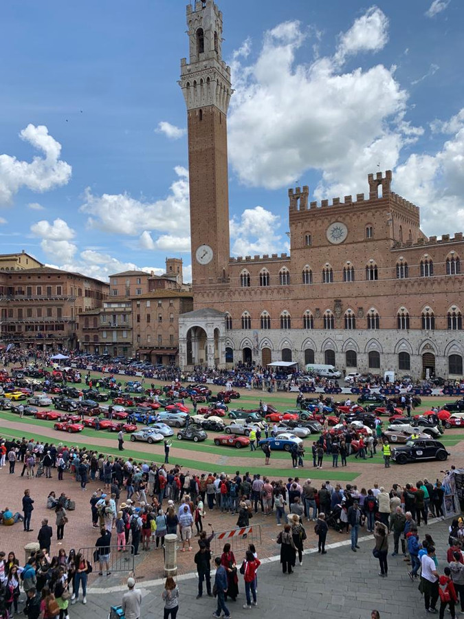 Aankomst van de Mille Miglia op het beroemde plein van Siena in Toscane