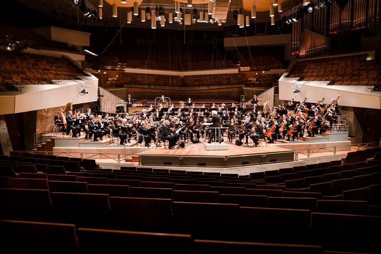 De uitvoeringen van de Berliner Philharmoniker zijn, nadat de deuren werden gesloten, via livestream te volgen.   Beeld AP