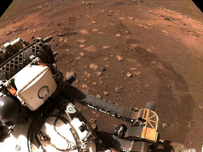 Des traces de roues sont laissées dans le sol du cratère de Jezero sur Mars, alors que le rover Persévérance de la NASA roule pour la première fois sur la surface martienne.
