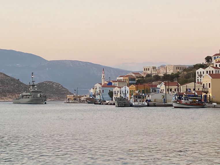 Een Grieks marineschip in de haven van Kastellorizo. Beeld Thijs Kettenis